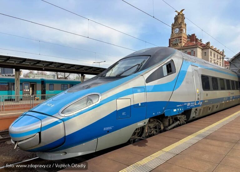 Obrazem: Nový vlak na české železnici. Svezli jsme se polským Pendolinem
